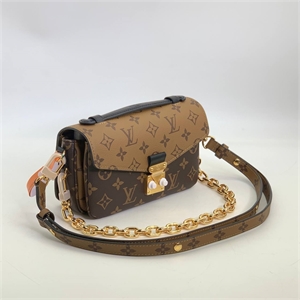 {{productViewItem.photos[photoViewList.activeNavIndex].Alt || productViewItem.photos[photoViewList.activeNavIndex].Description || 'Сумка LOUIS VUITTON'}}