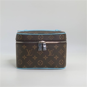 {{productViewItem.photos[photoViewList.activeNavIndex].Alt || productViewItem.photos[photoViewList.activeNavIndex].Description || 'Косметичка LOUIS VUITTON'}}