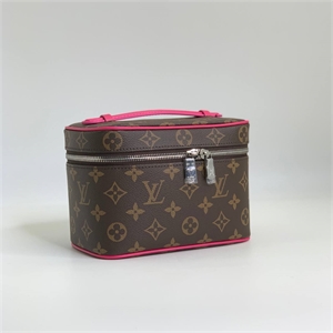 {{productViewItem.photos[photoViewList.activeNavIndex].Alt || productViewItem.photos[photoViewList.activeNavIndex].Description || 'Косметичка LOUIS VUITTON'}}