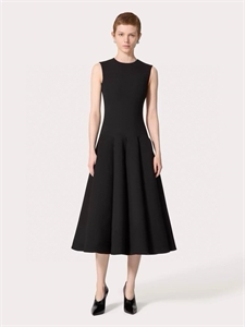 {{productViewItem.photos[photoViewList.activeNavIndex].Alt || productViewItem.photos[photoViewList.activeNavIndex].Description || 'Платье VALENTINO'}}