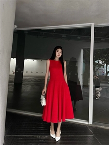 {{productViewItem.photos[photoViewList.activeNavIndex].Alt || productViewItem.photos[photoViewList.activeNavIndex].Description || 'Платье VALENTINO'}}
