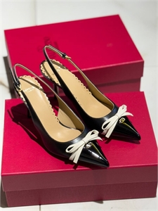 {{productViewItem.photos[photoViewList.activeNavIndex].Alt || productViewItem.photos[photoViewList.activeNavIndex].Description || 'Туфли VALENTINO'}}