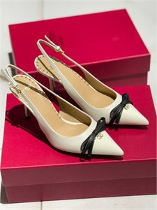 {{productViewItem.photos[photoViewList.activeNavIndex].Alt || productViewItem.photos[photoViewList.activeNavIndex].Description || 'Туфли VALENTINO'}}