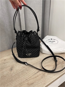 {{productViewItem.photos[photoViewList.activeNavIndex].Alt || productViewItem.photos[photoViewList.activeNavIndex].Description || 'Сумка Prada'}}