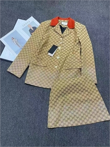 {{productViewItem.photos[photoViewList.activeNavIndex].Alt || productViewItem.photos[photoViewList.activeNavIndex].Description || 'Костюм GUCCI'}}