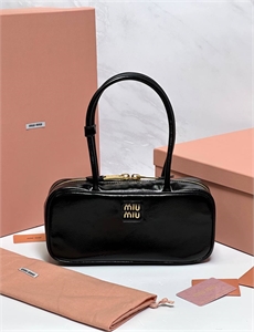 {{productViewItem.photos[photoViewList.activeNavIndex].Alt || productViewItem.photos[photoViewList.activeNavIndex].Description || 'Сумка MIU MIU'}}