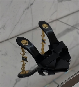 {{productViewItem.photos[photoViewList.activeNavIndex].Alt || productViewItem.photos[photoViewList.activeNavIndex].Description || 'Туфли YSL'}}