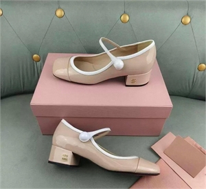 {{productViewItem.photos[photoViewList.activeNavIndex].Alt || productViewItem.photos[photoViewList.activeNavIndex].Description || 'Балетки MIU MIU'}}