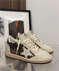 {{productViewItem.photos[photoViewList.activeNavIndex].Alt || productViewItem.photos[photoViewList.activeNavIndex].Description || 'Кроссовки  GOLDEN GOOSE'}}