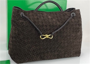 {{productViewItem.photos[photoViewList.activeNavIndex].Alt || productViewItem.photos[photoViewList.activeNavIndex].Description || 'Сумка BOTTEGA VENETA'}}