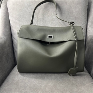 {{productViewItem.photos[photoViewList.activeNavIndex].Alt || productViewItem.photos[photoViewList.activeNavIndex].Description || 'Сумка BALENCIAGA'}}