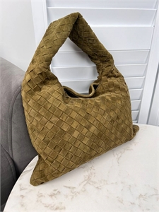 {{productViewItem.photos[photoViewList.activeNavIndex].Alt || productViewItem.photos[photoViewList.activeNavIndex].Description || 'Сумка BOTTEGA VENETA'}}