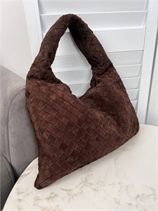{{productViewItem.photos[photoViewList.activeNavIndex].Alt || productViewItem.photos[photoViewList.activeNavIndex].Description || 'Сумка BOTTEGA VENETA'}}