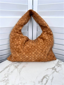 {{productViewItem.photos[photoViewList.activeNavIndex].Alt || productViewItem.photos[photoViewList.activeNavIndex].Description || 'Сумка BOTTEGA VENETA'}}