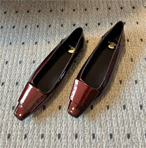 {{productViewItem.photos[photoViewList.activeNavIndex].Alt || productViewItem.photos[photoViewList.activeNavIndex].Description || 'Балетки YSL'}}