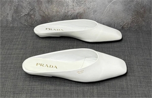 {{productViewItem.photos[photoViewList.activeNavIndex].Alt || productViewItem.photos[photoViewList.activeNavIndex].Description || 'Шлепанцы PRADA'}}