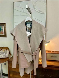 {{productViewItem.photos[photoViewList.activeNavIndex].Alt || productViewItem.photos[photoViewList.activeNavIndex].Description || 'Пальто  HERMES'}}