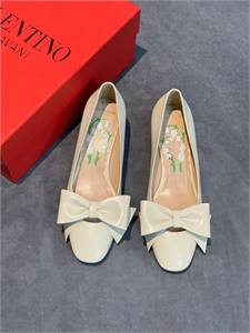 {{productViewItem.photos[photoViewList.activeNavIndex].Alt || productViewItem.photos[photoViewList.activeNavIndex].Description || 'Туфли VALENTINO'}}