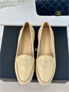 {{productViewItem.photos[photoViewList.activeNavIndex].Alt || productViewItem.photos[photoViewList.activeNavIndex].Description || 'Туфли CHANEL'}}
