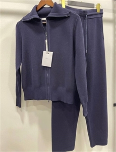 {{productViewItem.photos[photoViewList.activeNavIndex].Alt || productViewItem.photos[photoViewList.activeNavIndex].Description || 'Костюм DIOR'}}