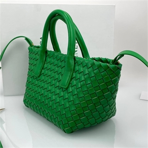 {{productViewItem.photos[photoViewList.activeNavIndex].Alt || productViewItem.photos[photoViewList.activeNavIndex].Description || 'Сумка BOTTEGA VENETA'}}