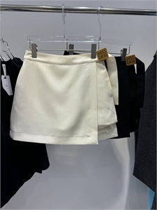 {{productViewItem.photos[photoViewList.activeNavIndex].Alt || productViewItem.photos[photoViewList.activeNavIndex].Description || 'Юбка - Шорты DIOR'}}