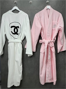 {{productViewItem.photos[photoViewList.activeNavIndex].Alt || productViewItem.photos[photoViewList.activeNavIndex].Description || 'Халат CHANEL'}}