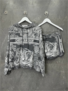 {{productViewItem.photos[photoViewList.activeNavIndex].Alt || productViewItem.photos[photoViewList.activeNavIndex].Description || 'Костюм  DIOR'}}