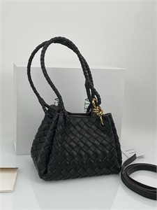 {{productViewItem.photos[photoViewList.activeNavIndex].Alt || productViewItem.photos[photoViewList.activeNavIndex].Description || 'Сумка BOTTEGA VENETA Cabat'}}