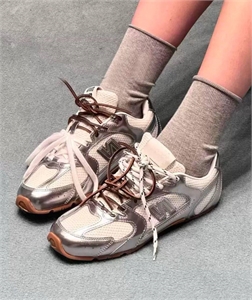 {{productViewItem.photos[photoViewList.activeNavIndex].Alt || productViewItem.photos[photoViewList.activeNavIndex].Description || 'Кроссовки MIU MIU'}}
