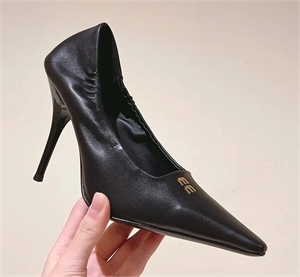{{productViewItem.photos[photoViewList.activeNavIndex].Alt || productViewItem.photos[photoViewList.activeNavIndex].Description || 'Туфли MIU MIU'}}