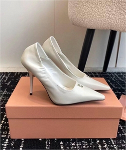 {{productViewItem.photos[photoViewList.activeNavIndex].Alt || productViewItem.photos[photoViewList.activeNavIndex].Description || 'Туфли MIU MIU'}}