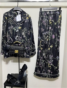 {{productViewItem.photos[photoViewList.activeNavIndex].Alt || productViewItem.photos[photoViewList.activeNavIndex].Description || 'Костюм DIOR'}}