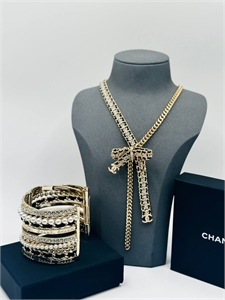 {{productViewItem.photos[photoViewList.activeNavIndex].Alt || productViewItem.photos[photoViewList.activeNavIndex].Description || 'Колье CHANEL'}}