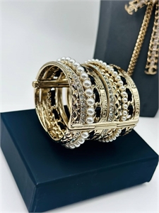 {{productViewItem.photos[photoViewList.activeNavIndex].Alt || productViewItem.photos[photoViewList.activeNavIndex].Description || 'Браслет CHANEL'}}