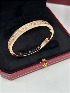 {{productViewItem.photos[photoViewList.activeNavIndex].Alt || productViewItem.photos[photoViewList.activeNavIndex].Description || 'Браслет CARTIER'}}