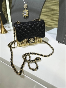 {{productViewItem.photos[photoViewList.activeNavIndex].Alt || productViewItem.photos[photoViewList.activeNavIndex].Description || 'Сумка CHANEL'}}