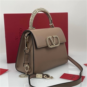 {{productViewItem.photos[photoViewList.activeNavIndex].Alt || productViewItem.photos[photoViewList.activeNavIndex].Description || 'Сумка VALENTINO'}}