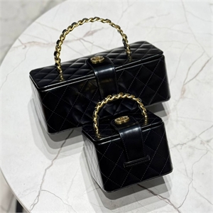 {{productViewItem.photos[photoViewList.activeNavIndex].Alt || productViewItem.photos[photoViewList.activeNavIndex].Description || 'Сумка CHANEL Большая'}}