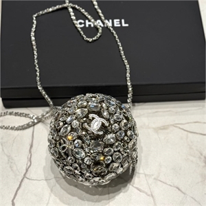 {{productViewItem.photos[photoViewList.activeNavIndex].Alt || productViewItem.photos[photoViewList.activeNavIndex].Description || 'Сумка CHANEL'}}