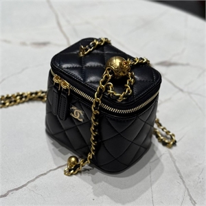 {{productViewItem.photos[photoViewList.activeNavIndex].Alt || productViewItem.photos[photoViewList.activeNavIndex].Description || 'Сумка CHANEL'}}