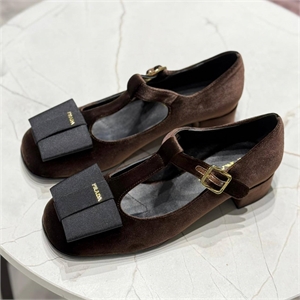 {{productViewItem.photos[photoViewList.activeNavIndex].Alt || productViewItem.photos[photoViewList.activeNavIndex].Description || 'Туфли PRADA'}}