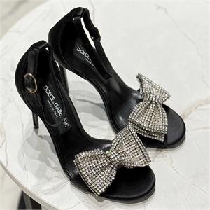 {{productViewItem.photos[photoViewList.activeNavIndex].Alt || productViewItem.photos[photoViewList.activeNavIndex].Description || 'Туфли DOLCE &amp; GABBANA'}}