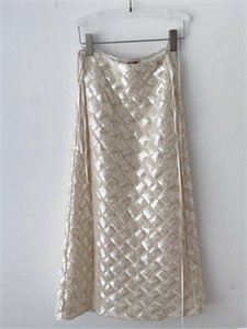 {{productViewItem.photos[photoViewList.activeNavIndex].Alt || productViewItem.photos[photoViewList.activeNavIndex].Description || 'Юбка CHANEL'}}