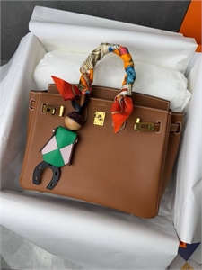 {{productViewItem.photos[photoViewList.activeNavIndex].Alt || productViewItem.photos[photoViewList.activeNavIndex].Description || 'Твилли HERMES'}}
