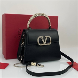{{productViewItem.photos[photoViewList.activeNavIndex].Alt || productViewItem.photos[photoViewList.activeNavIndex].Description || 'Сумка VALENTINO'}}