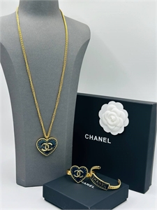 {{productViewItem.photos[photoViewList.activeNavIndex].Alt || productViewItem.photos[photoViewList.activeNavIndex].Description || 'Кулон CHANEL'}}