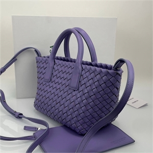 {{productViewItem.photos[photoViewList.activeNavIndex].Alt || productViewItem.photos[photoViewList.activeNavIndex].Description || 'Сумка BOTTEGA VENETA'}}