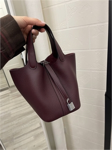 {{productViewItem.photos[photoViewList.activeNavIndex].Alt || productViewItem.photos[photoViewList.activeNavIndex].Description || 'Сумка Hermes picotin'}}