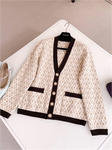 {{productViewItem.photos[photoViewList.activeNavIndex].Alt || productViewItem.photos[photoViewList.activeNavIndex].Description || 'Кардиган VALENTINO'}}